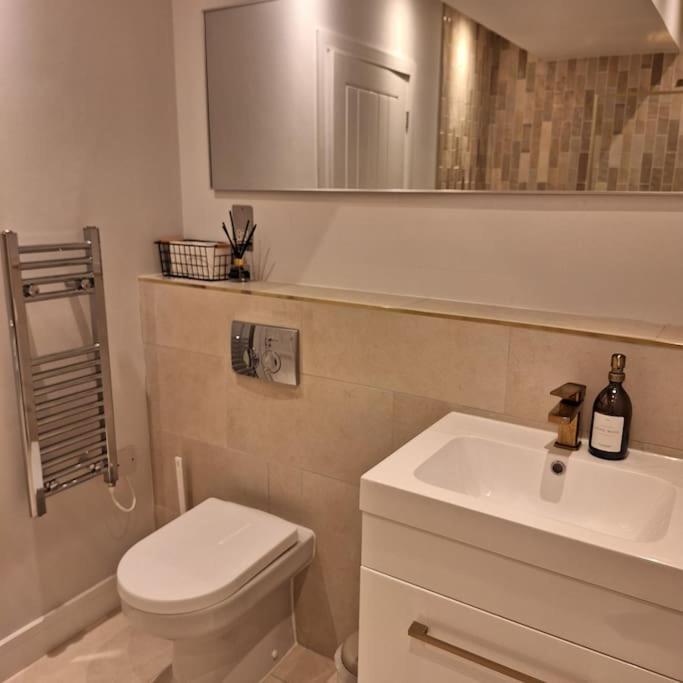 Home At Highgrove - Private Garden & Parking Reading Ngoại thất bức ảnh